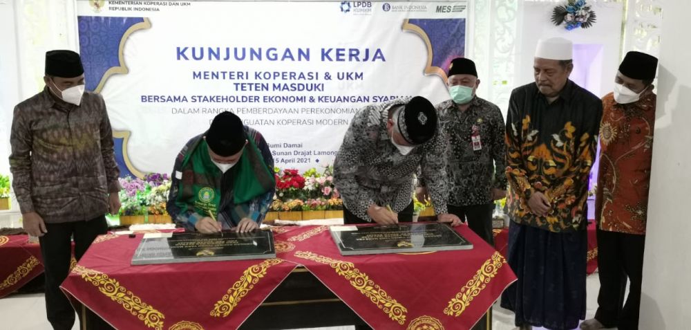 Kaperwil BI Jatim, Didi Johansyah saat Penanda tanganan distribution center program kemandirian pesantren