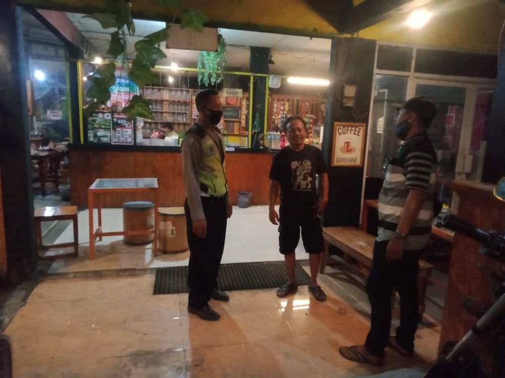 Anggota Polsek Duduksampean saat lakukan sosialisasi Prokes pada pengunjung dan pemilik Warkop