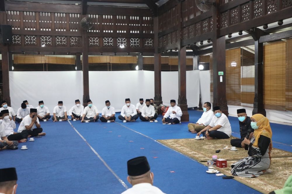 Setelah meninjau perkembangan penanganan bencana gempa di Kec. Tirtoyudo, Kab. Malang, Gubernur Jatim Khofifah Indar Parawansa bersilaturahmi dan memberi tausiah Ramadhan bersama jajaran pejabat pemkab Malang di Pendopo Kab Malang usai Shalat Tarawih
