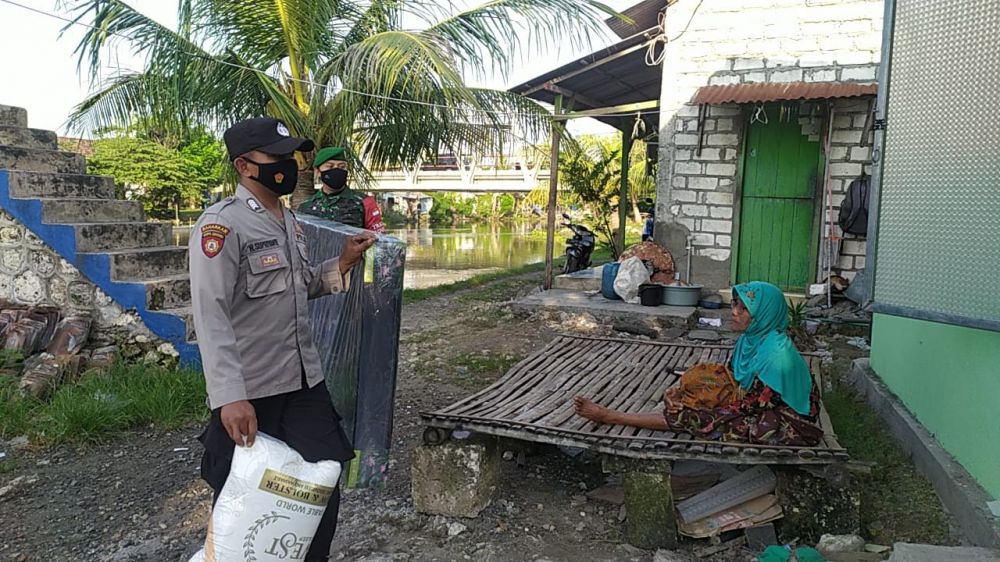 Bhabinkamtibmas dan Babinsa di Gresik bantu Bu Maruji dengan membelikan Kasur-Bantal