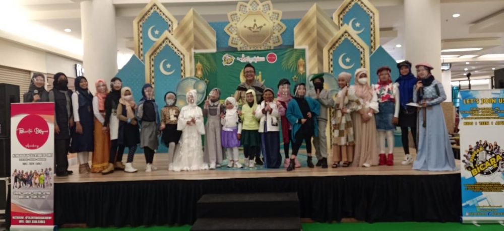 Suasana performing show dan graduation Joyful of Ramadan Pintar bicara school di Royal Plaza Surabaya