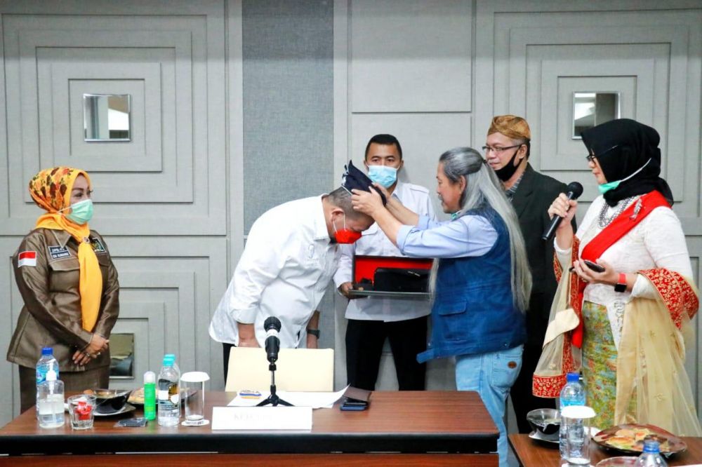 Ketua DPD RI saat menerima cinderamata dari budayawan Sunda Acil Bimbo dalam acara silaturahmi DPD RI dan panitia kongres Sunda di Jawa Barat