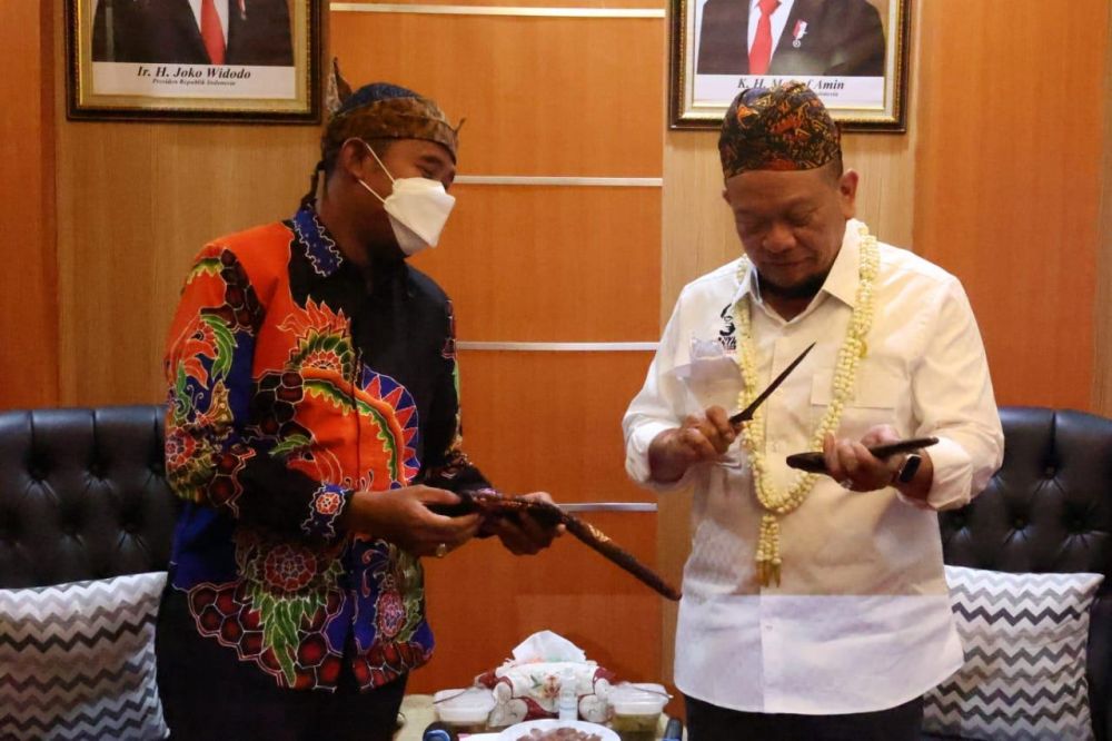 Ketua DPD RI saat menerima cinderamata sebilah keris Madura dari Bupati Sumenep Achmad Fauzi di Sumenep