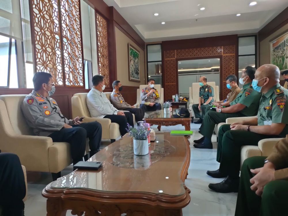 Wakapolda Jatim Brigjen Pol Slamet Hadi Supraptoyo saat menerima audiensi dari Kadivre Perhutani Jatim