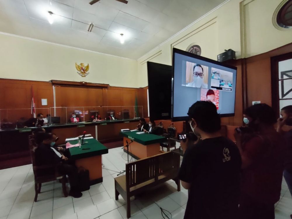 Tampak tim PH saat bergiliran membacakan berkas pledoi di ruang Candra PN Surabaya, Senin (19/4)