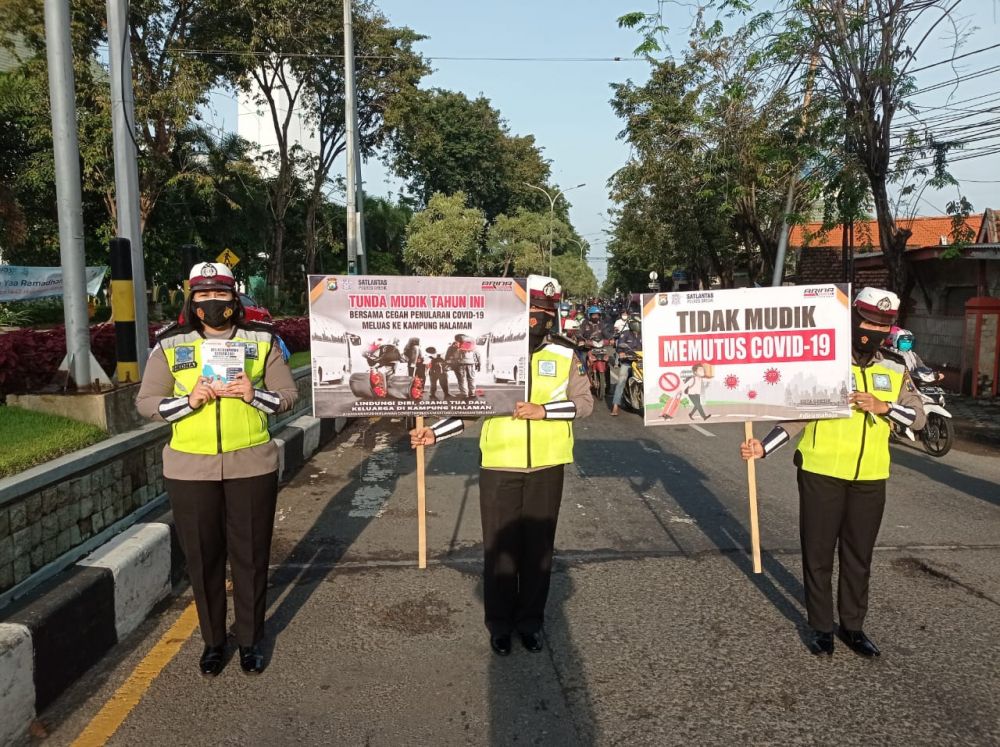 Anggota Polres Gresik berikan himbauan pada pengguna jalan