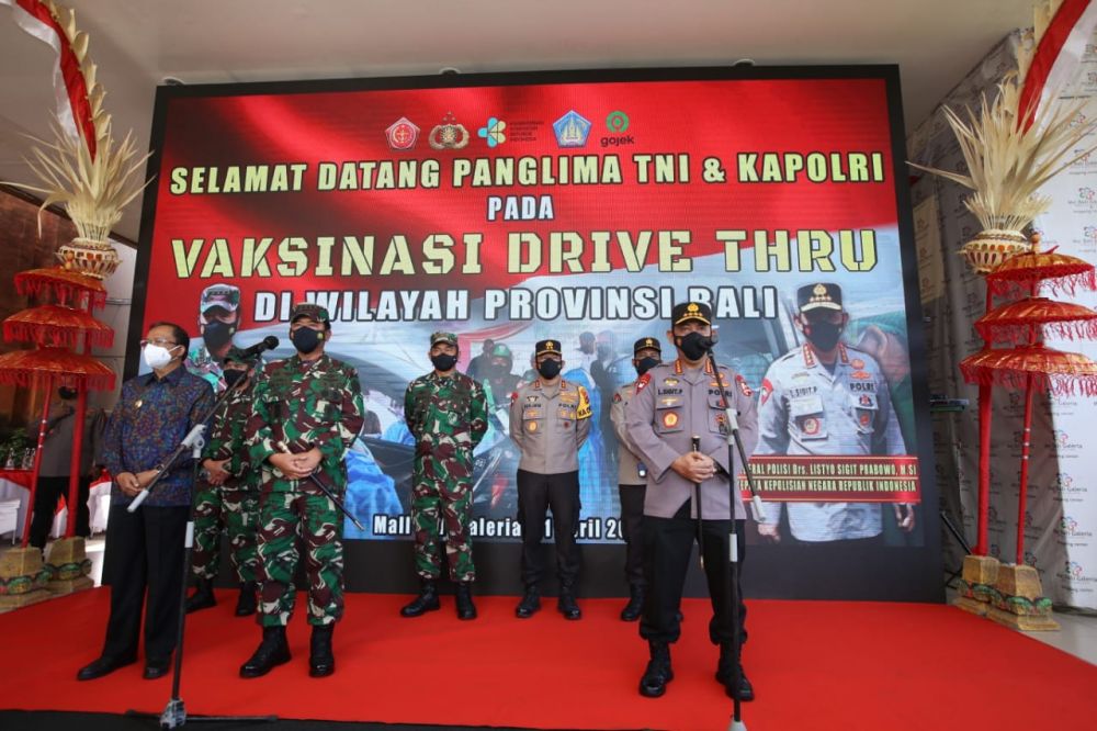 Kapolri Jenderal Listyo Sigit Prabowo bersama Panglima TNI Marsekal Hadi Tjahjanto tinjau Vaksin di Bali