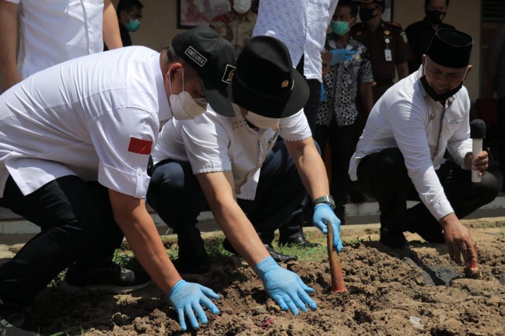 Ketua DPD RI saat menanam pohon di Kabupaten Enrekang Sulawesi Selatan
