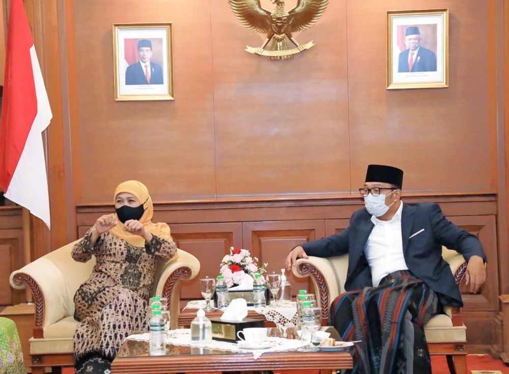 Gubernur Jatim Khofifah Indar Parawansa bersama Gubernur Jabar Ridwan Kamil