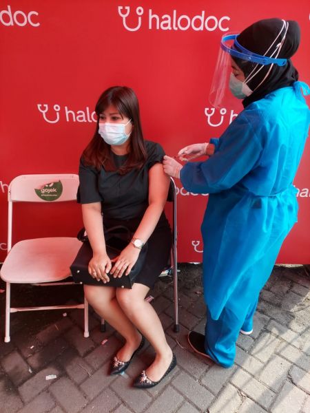 Seluruh karyawan Quest Hotel Darmo Surabaya telah di Vaksin