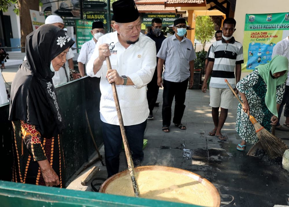 Ketua DPD RI ikut mengaduk proses pembuatan bubur Suro di lahan samping masjid sunan Bonang Tuban Jatim