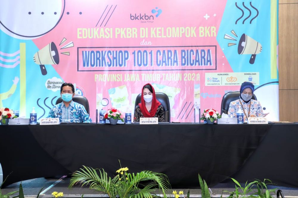 Arumi Bachsin di dampingi kaperwil BKKBN Jatim Sukaryo Teguh Santoso