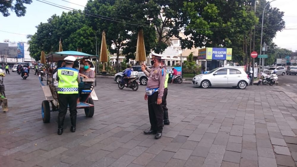 Kanit Satlantas Polres Tasikmalaya Ipda Soni Alamsyah tertangkap kamera disaat membagikan masker dan handsanitizer beserta jajaran