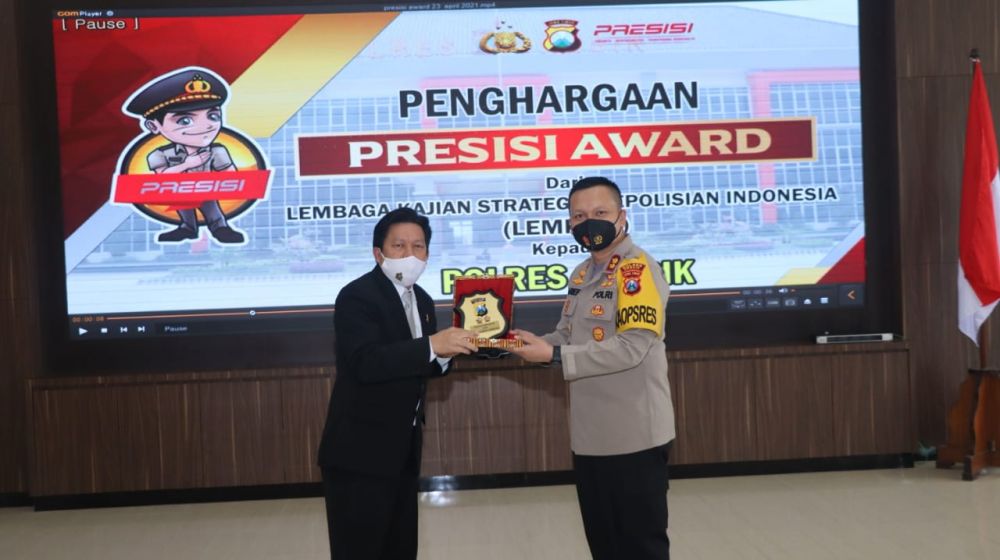 Kapolres Gresik AKBP Arief Fitrianto mendapatkan penghargaan"Presisi Award" dari Lemkapi