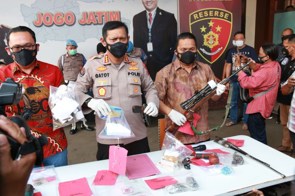 Kabid Humas Polda Jatim Kombes Pol Gatot Repli Handoko didampingi Wadirkrimum AKBP Nasrun Pasaribu dan Kasubdit lll Jatanras AKBP Lintar Mahardhono