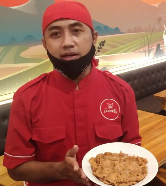 Catur Budi Utomo selaku F & B Manager restauran Padang Legenda Surabaya
