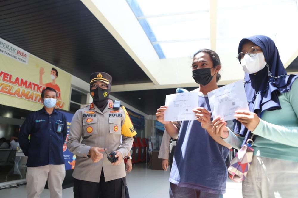 Kapolres Pelabuhan Tanjung Perak AKBP Ganis Setyaningrum bersama penumpang kapal d GSN