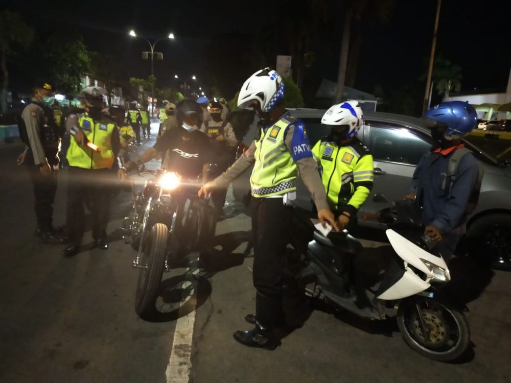 Anggota Polres Gresik gelar Ops Yustisi PPKM skala mikro demi memutus mata rantai Covid-19