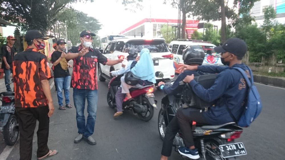 Cecep Priatna KS., S.Pd., ketua PAC Cipedes turun langsung ke jalan memberikan takjil dan air mineral