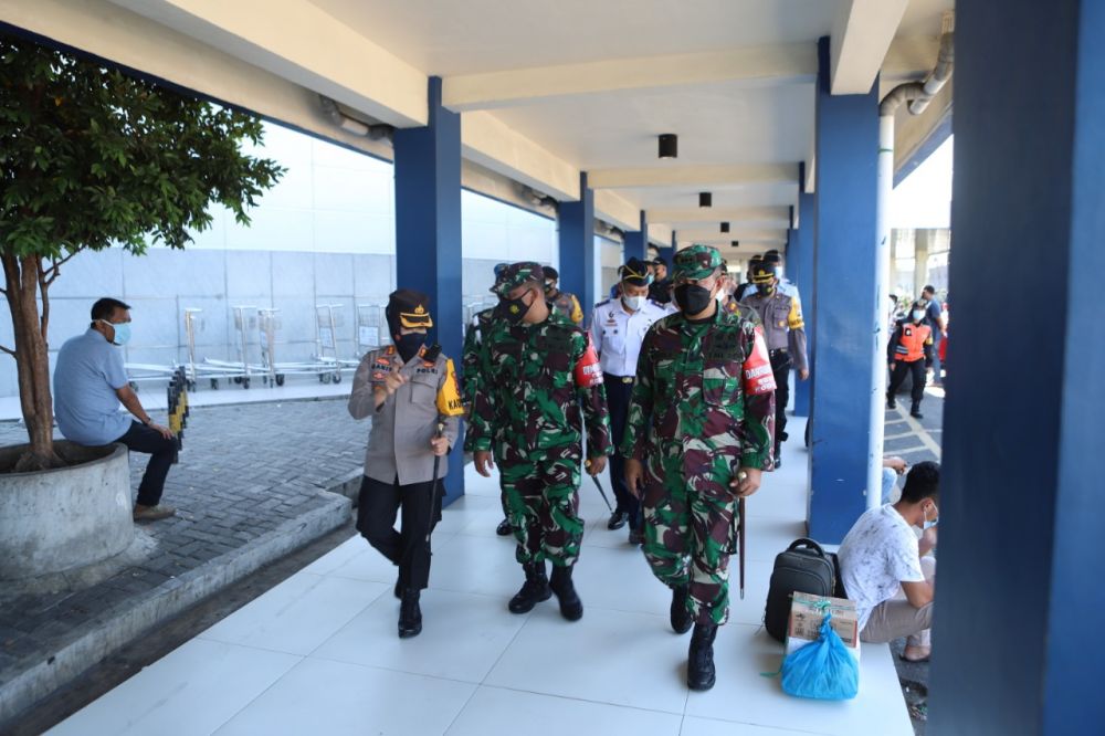 Kapolres Pelabuhan Tanjung Perak AKBP Ganis Setyaningrum sesaat setelah persiapan Apel pengamanan larangan mudik