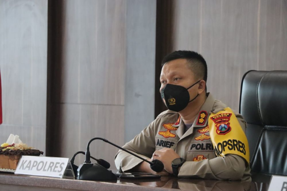 Kapolres Gresik AKBP Arief Fitrianto saat mengikuti vidcon