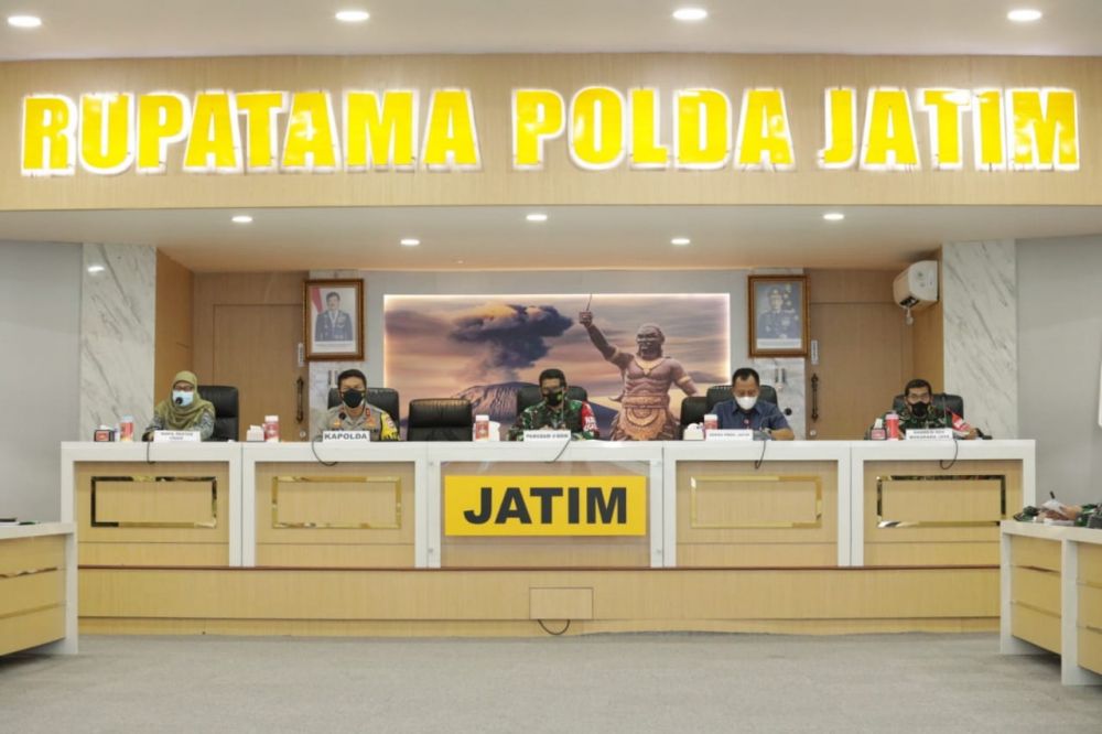 Kapolda Jatim Irjen Pol Dr Nico Afinta saat lakukan rapat koordinasi dengan Forkopimda Jatim