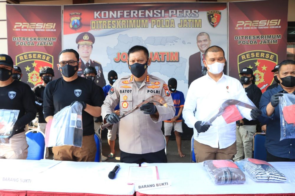 Kabid Humas Polda Jatim Kombes Pol Gatot Repli Handoko didampingi Dirreskrimum Kombespol Totok Suharyanto dan timsus subdit Jatanras