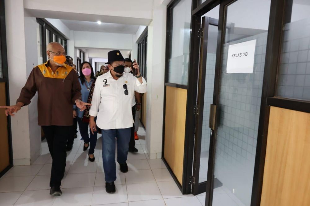 Ketua DPD RI bersama senator NTT Abraham Liyanto meninjau fasilitas pendidikan di salah satu kampus di Kota Kupang