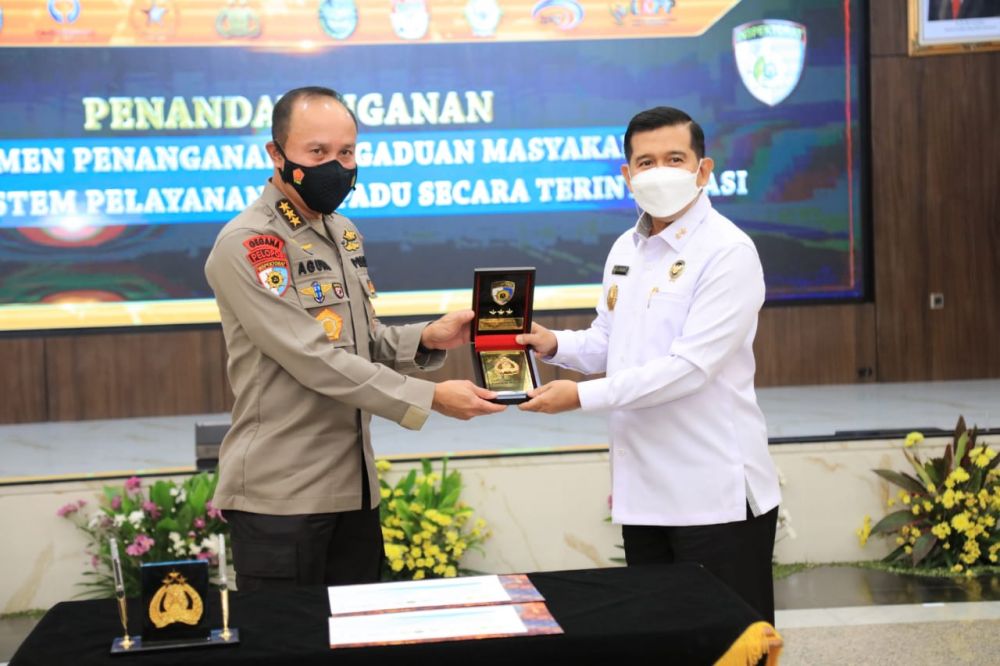 Penandatanganan komitmen penanganan pengaduan masyarakat melalui sistem pelayanan terpadu secara terintegrasi