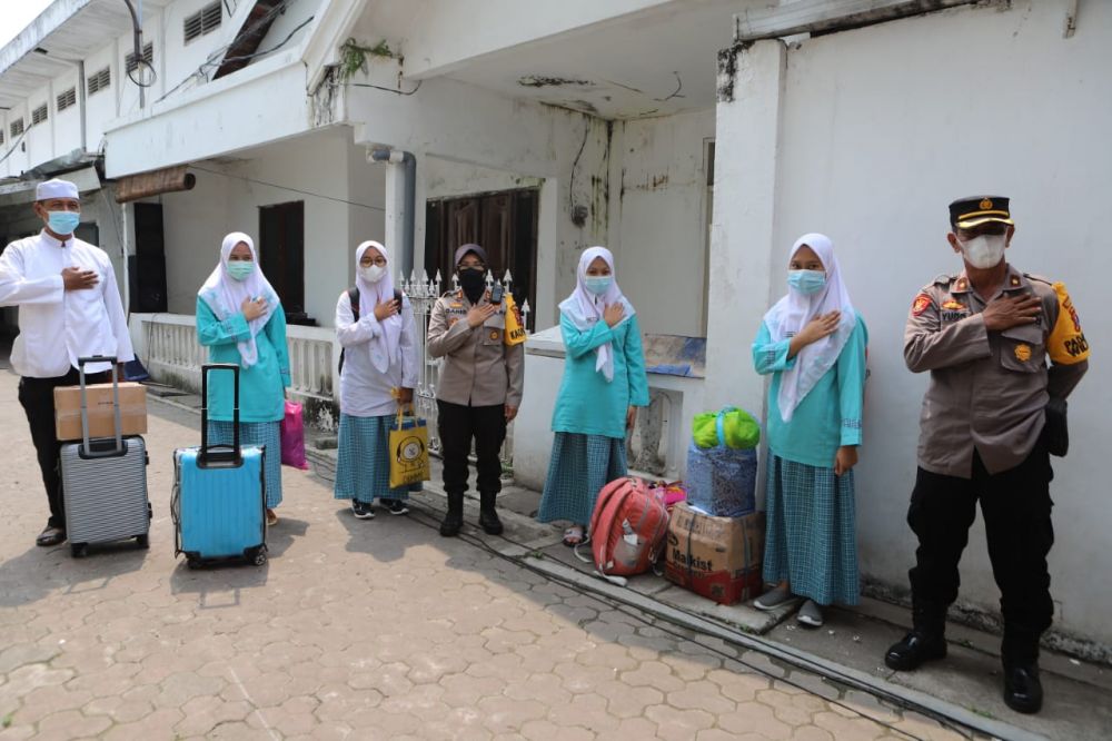 Kapolres Tanjung Perak Hadir Pemulangan Santri Pondok Asalafi Alfitroh