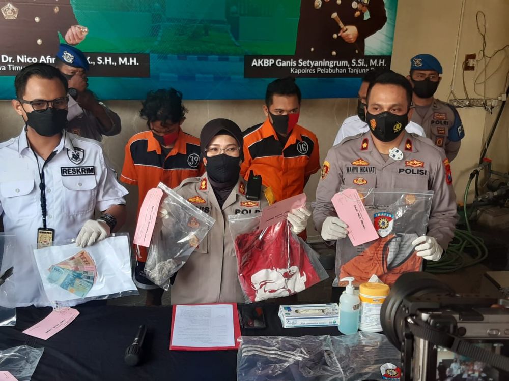 Kapolres Pelabuhan Tanjung Perak AKBP Ganis Setyaningrum di dampingi Kasat Reskrim AKP M. Gananta dan Wakapolres Kompol Wahyu Kusuma menunjukkan barang bukti yang diamankan