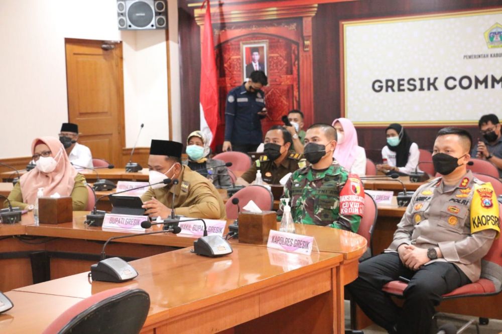 Kapolres Gresik AKBP Arief Fitrianto saat menghadiri Vidcon Presiden di kantor Pemkab Gresik