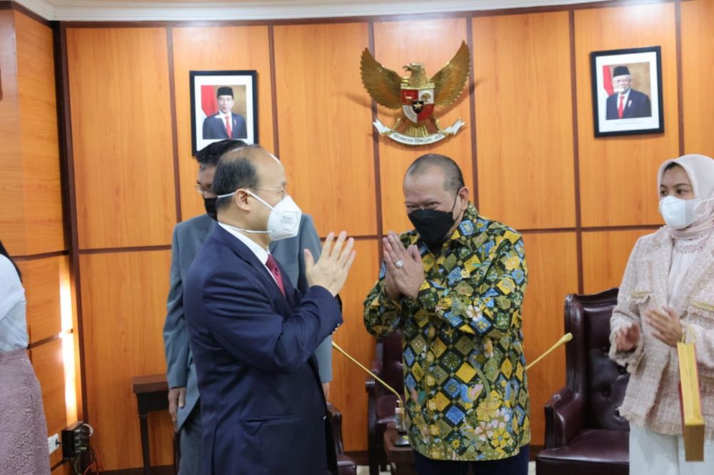 Ketua DPD RI menerima kunjungan Duta Besar Tiongkok untuk Indonesia Xiao Qian di Lantai 8 gedung parlemen Senayan