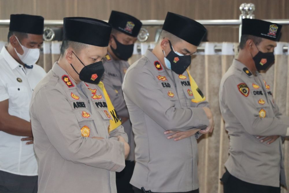Kapolres Gresik AKBP Arief Fitrianto bersama anggota Polres Gresik melakukan solat gaib untuk awak kapal selam KRI Nanggala