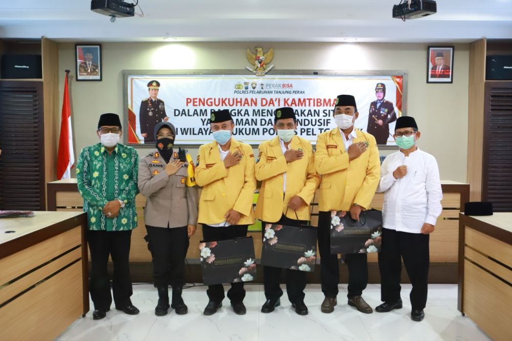Kapolres Pelabuhan Tanjung Perak AKBP Ganis Setyaningrum bersama Da'i Kamtibmas yang di kukuhkan