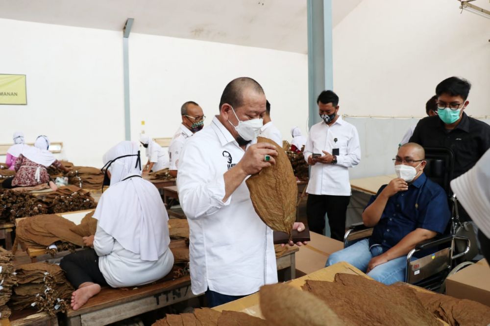 Ketua DPD RI beserta rombongan saat kunjungi pabrik cerutu di Jatim