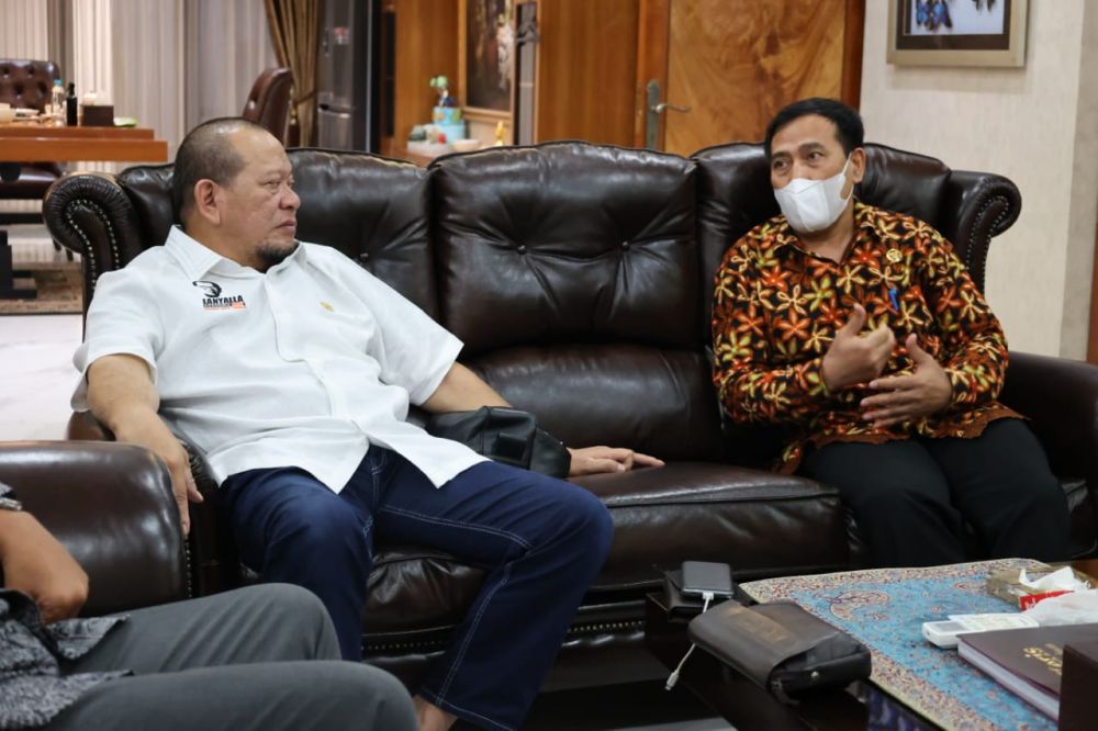 Ketua DPD RI AA LaNyalla Mahmud Mattalitti bersama ombudsman RI