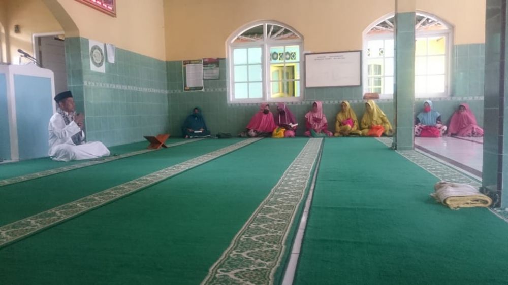 Para ibu-ibu pengajian yang berkumpul di masjid Al-Huda