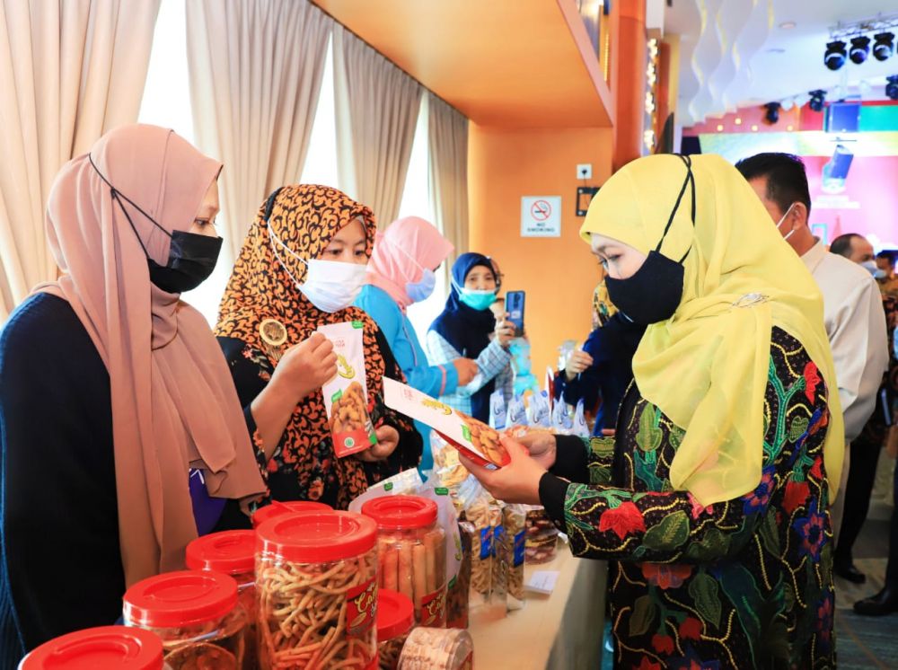 Gubernur Jatim Khofifah Indar Parawansa saat tinjau misi dagang di kepulauan Riau