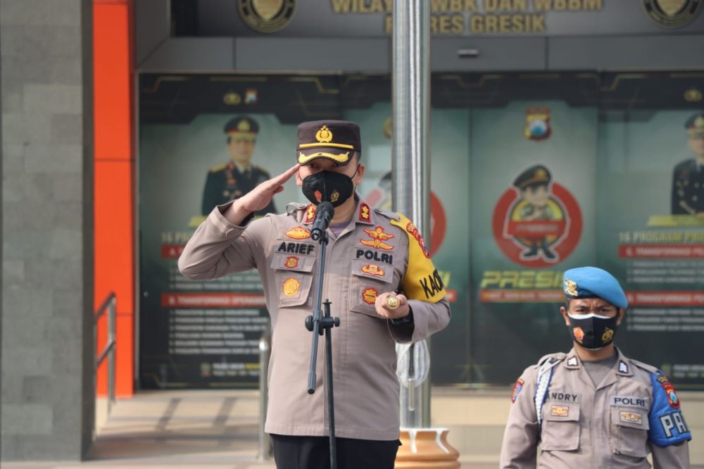 Kapolres Gresik AKBP Arief Fitrianto saat lakukan apel persiapan pengamanan hari buruh Internasional
