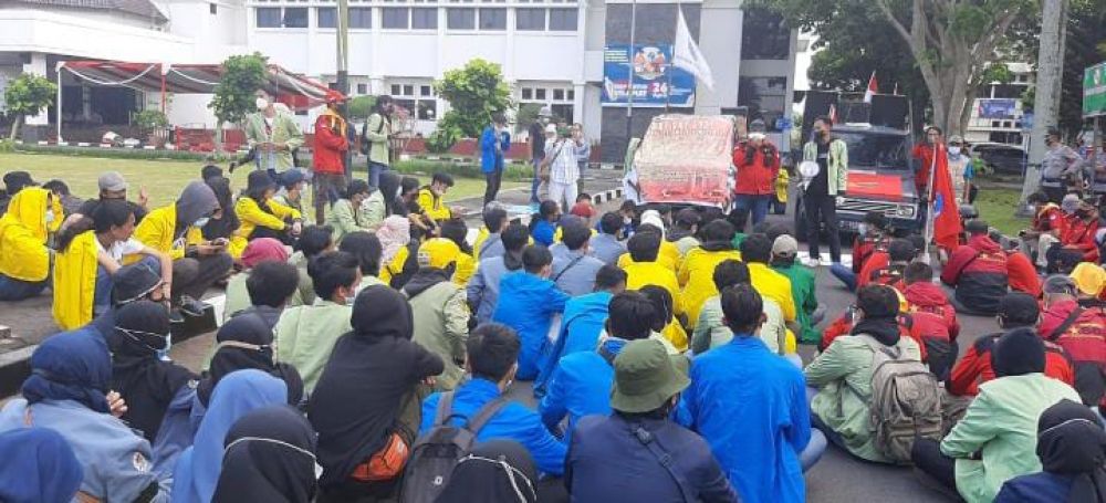 Para pendemo berorasi di depan kantor bale Kota Tasikmalaya