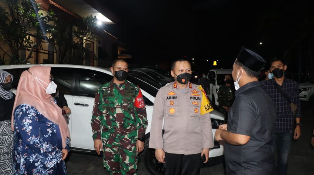 Kapolres Gresik AKBP Arief Fitrianto dampingi menteri kelautan dan perikanan ziarah makam sunan giri