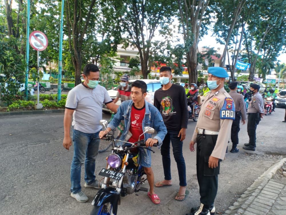 Anggota Polres Gresik gelar Ops Yustisi perketat Prokes Covid-19