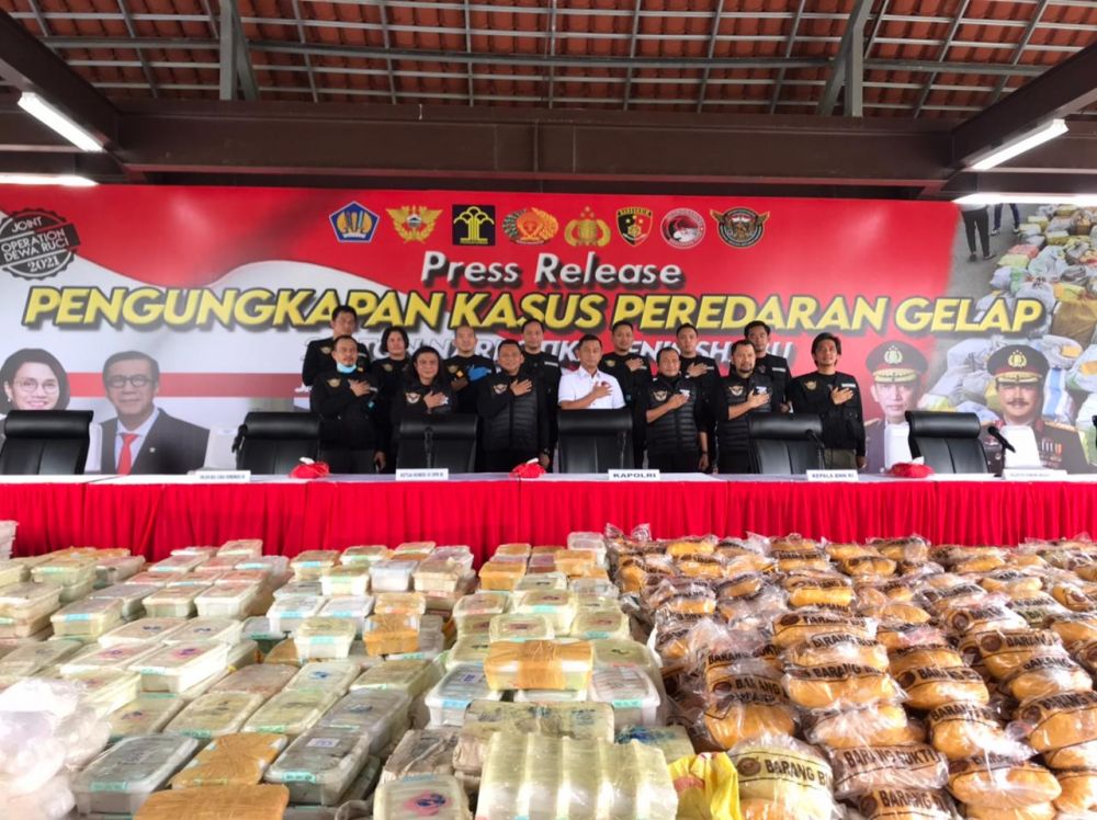 Ditresnarkoba Polda Jatim ungkap kasus Narkotika Jaringan Internasional, amankan pelaku dan barang bukti