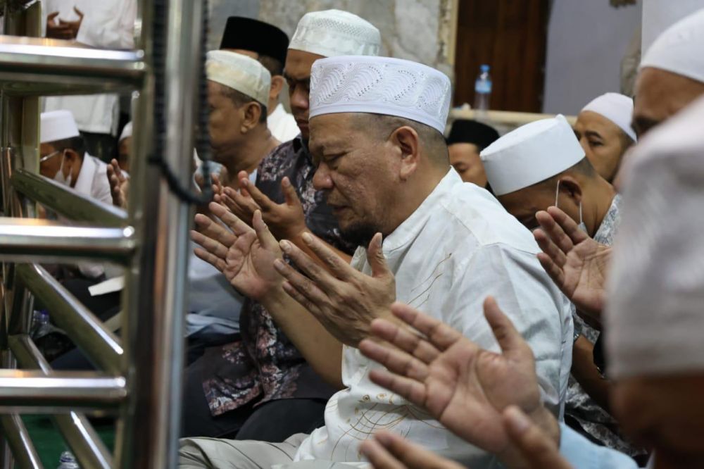 Ketua DPD RI AA LaNyalla Mahmud Mattalitti saat ziarah makam habib Empang Bogor