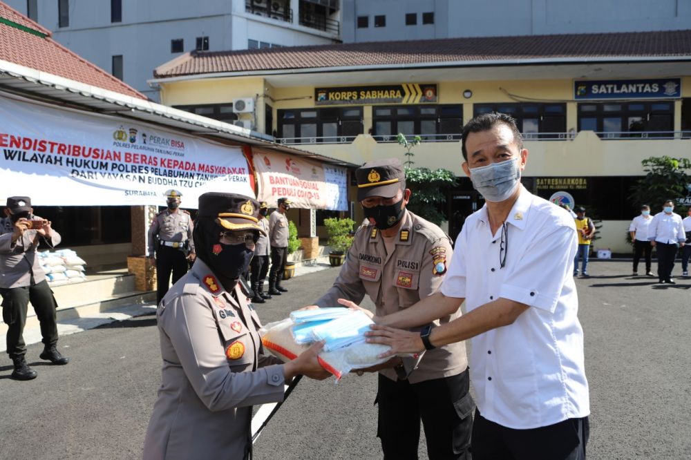 Kapolres Pelabuhan Tanjung Perak AKBP Ganis Setyaningrum saat terima bantuan dari pengusaha NKRI