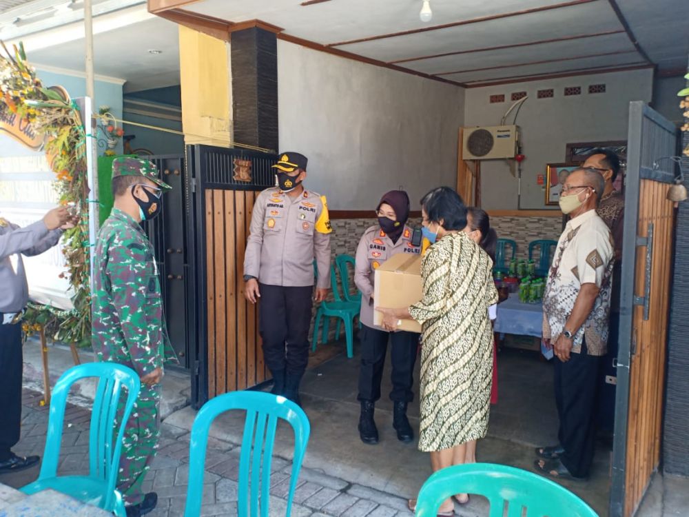 Kapolres Pelabuhan Tanjung Perak AKBP Ganis Setyaningrum saat berikan bantuan pada keluarga korban kapal tenggelam KRI Nanggala