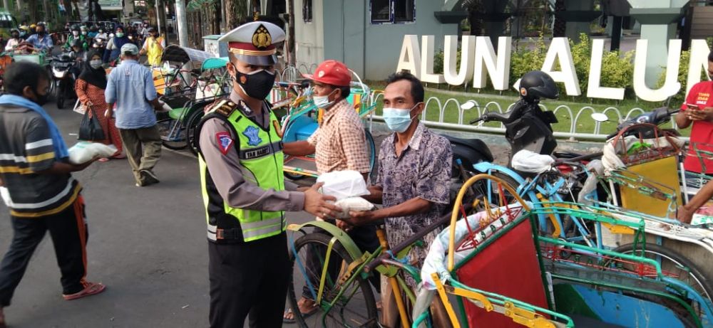 Media Online GOP News - Polres Gresik Berbagi Takjil, Masker dan Beras