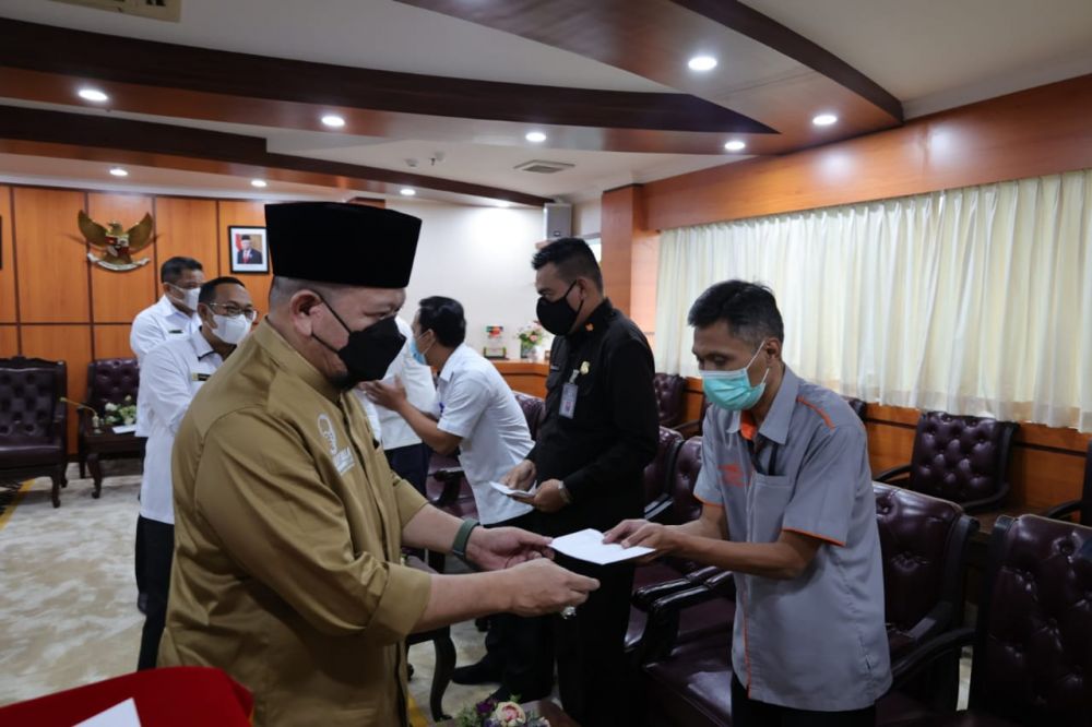 Ketua DPD RI AA LaNyalla Mahmud Mattalitti saat berikan THR