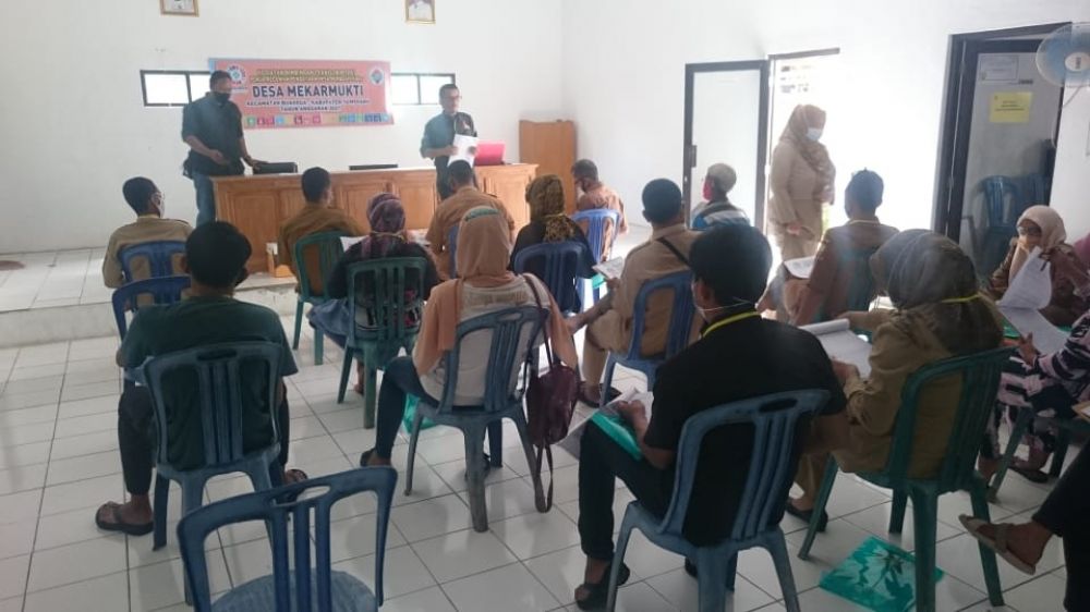 Pendamping Desa Aip sedang memberikan keterangan mengenai materi Bimtek